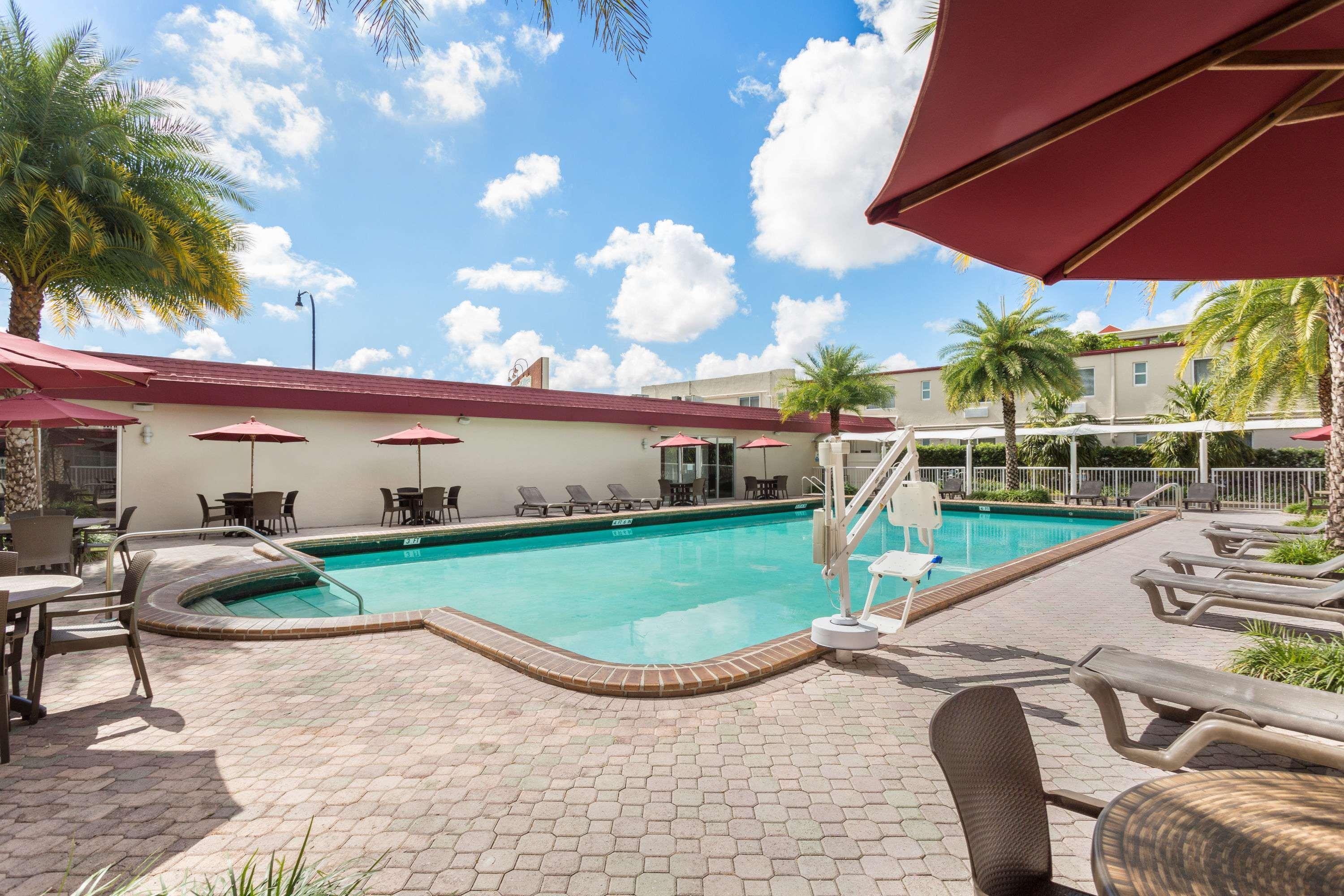 Ramada By Wyndham Miami Springs/Miami International Airport Hotel Екстериор снимка
