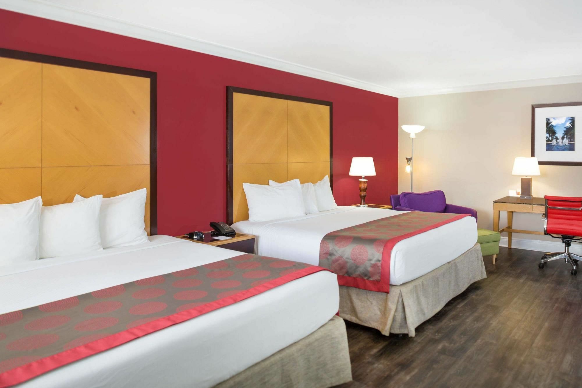 Ramada By Wyndham Miami Springs/Miami International Airport Hotel Екстериор снимка